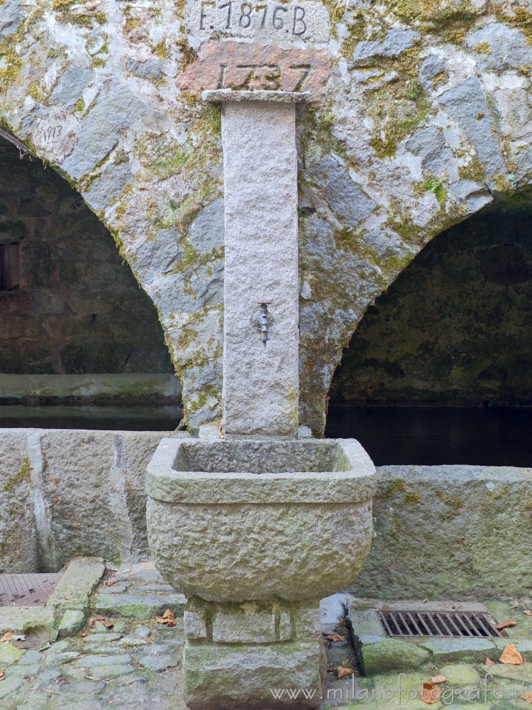 Campiglia Cervo (Biella) - Antica fontana in granito nella frazione Sassaia